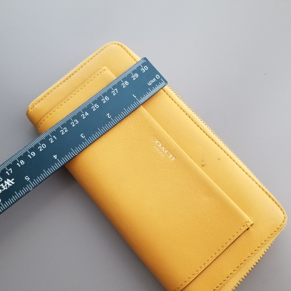 LV 44-000  Coach Large Zippy compact wallet - Picture 8 of 8